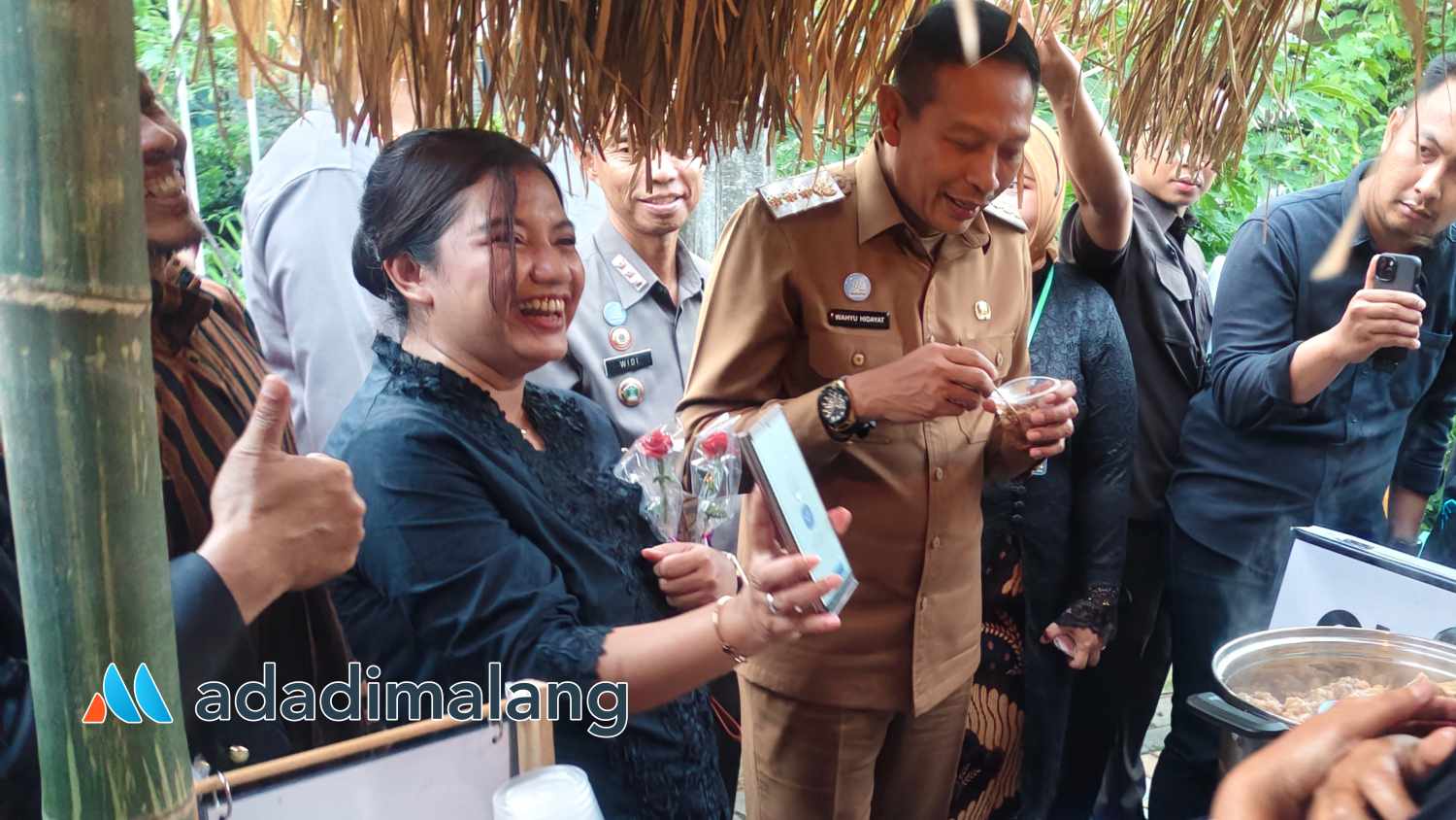 Lurah Arjosari dan Wali Kota Malang melakukan pembayaran dengan QRIS saat bertransaksi di Festival Semar Tempoe Doeloe Jilid 2 (Foto : Agus Yuwono)