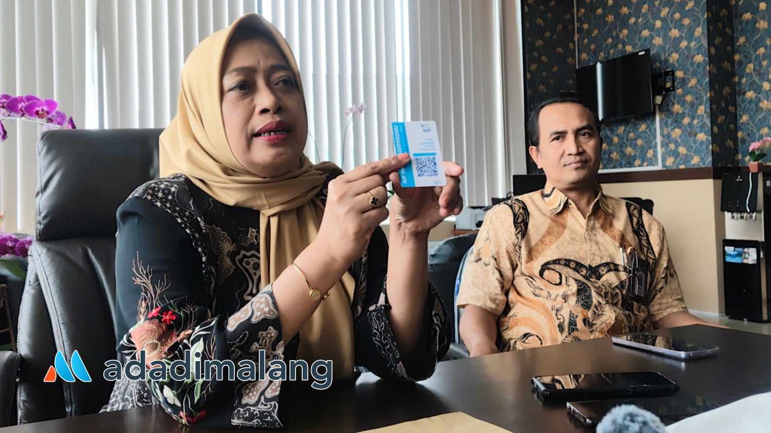 Wakil Rektor II UM, Prof. Dr. Puji Handayati, S.E., M.M., Ak., CA, MA., saat menunjukkan salah satu contoh kartu Dosen yang dapat dipergunakan di Smart Gate UM (Foto : Agus Yuwono)