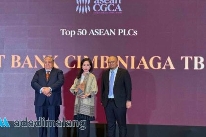 Direktur Compliance, Corporate Affairs & Legal CIMB Niaga Fransiska Oei (tengah) bersama Chair ASEAN Capital Markets Forum (ACMF) YBhg. Dato' Mohammad Faiz Azmi (kiri) dan CEO Minority Shareholders Watch Group (MSWG) Dr. Ismet Yusoff (kanan) saat penyerahan penghargaan Top 50 ASEAN Public Listed Companies dan Top 1 Indonesia PLCs untuk CIMB Niaga (Ist)