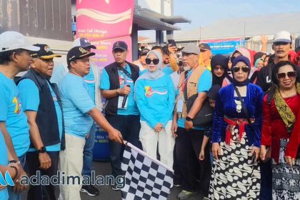 Wakil Ketua DPRD Kota Malang, Trio Agus Purwono, S.TP., memberangkatkan ribuan peserta jalan sehat peringatan Harkopnas ke-78 di LANAL Malang pagi tadi (Foto : Agus Yuwono)