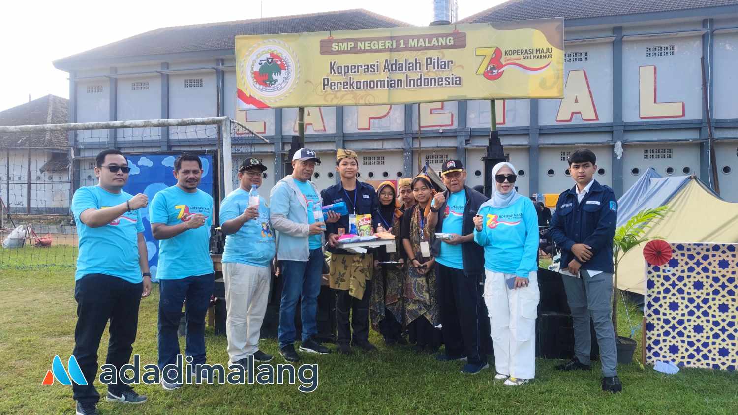 Wakil Ketua DPRD Kota Malang, Trio Agus Purwono, S.TP., bersama Kepala Diskopindag, Ketua Dekopinda, Ketua Panitia Harkopnas kota Malang dan undangan lainnya saat mengunjungi lokasi Jambore Kopsis di Lanal Malang (Foto : Agus Yuwono)