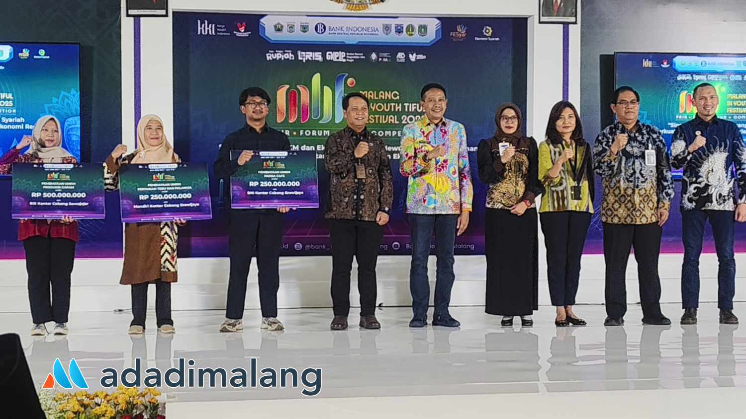 Pemberian bantuan oleh BI Malang dan juga dunia perbankan untuk para pelaku UMKM (Foto : Agus Yuwono)