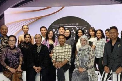 Wali Kota Malang Dr. Ir. Wahyu hidayat, MM., bersama para desainer dan juga model di even Malang fashion Runway 2025