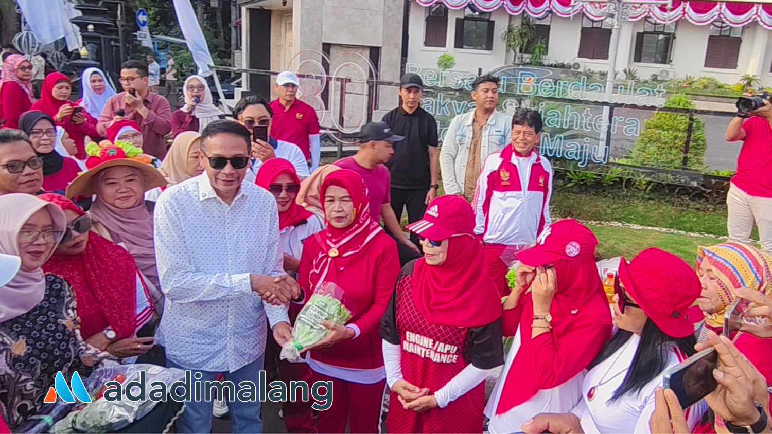Wali Kota Pak Mbois memberikan sayur mayur kepada peserta STMJ pagi tadi (Foto : Agus Y)