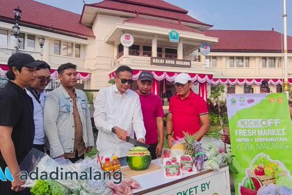 Wali Kota Malang, Dr. Ir. Wahyu Hidayat, MM., saat memotong buah Semangka sebagai tanda pembukaan program Fresh Market HIPMI bersama Dispangtan Kota Malang (Foto : Agus Y)