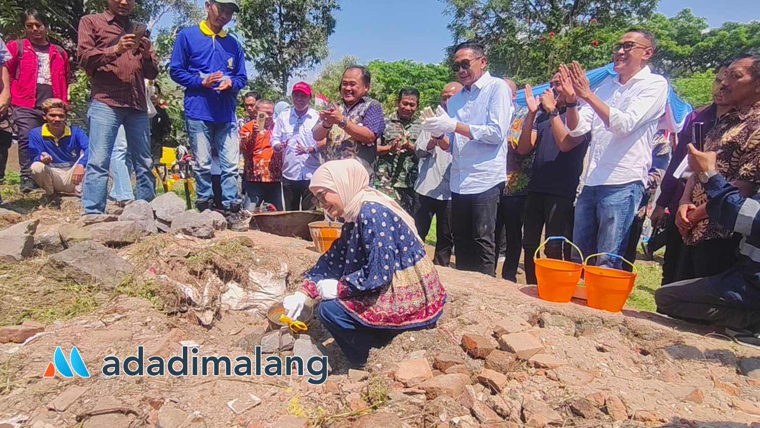 Ketua DPRD Kota Malang Amithya Ratnanggani Sirraduhita, SS., saat meletakkan batu pertama pembangunan UMKM Hub di Kota Malang (Foto : Agus Y)