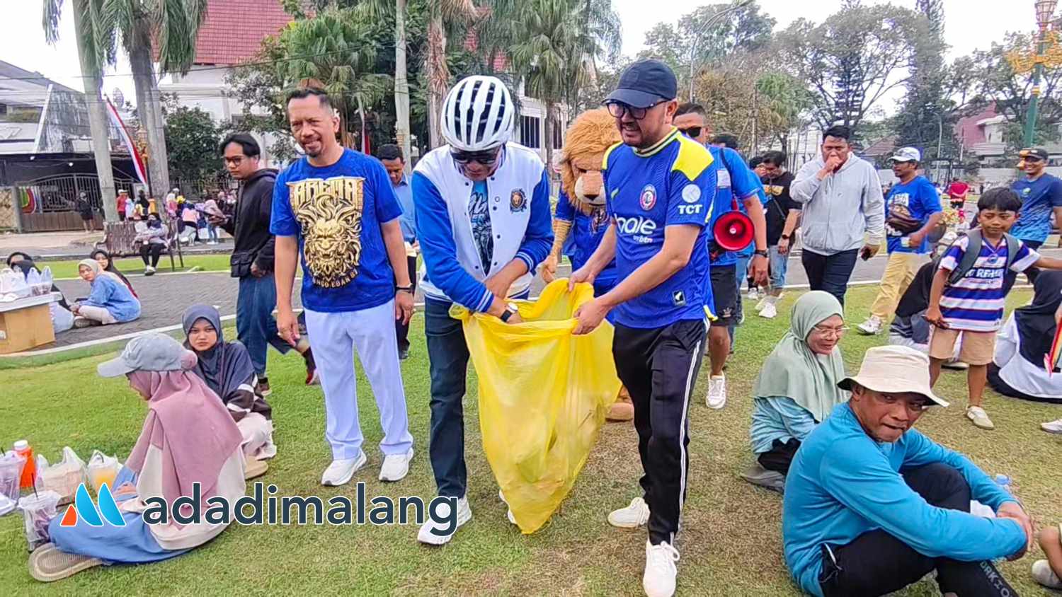 Bersama dengan Plt. Kepala Dinas Lingkungan Hidup kota Malang dan Aremania Utas, Wali Kota Malang membersihkan sampah yang berserakan di area Car Free Say (CFD) jalan Ijen kota Malang (Foto : Agus Yuwono)