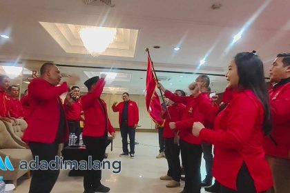 Setelah resmi dilantik sebagai ketua Depicab SOKSI Kota Malang, Rudy Nugroho menerima Pataka SOKSI dari Ketua Depidar SOKSI Jawa Timur malam hari tadi (Foto : Agus Yuwono)