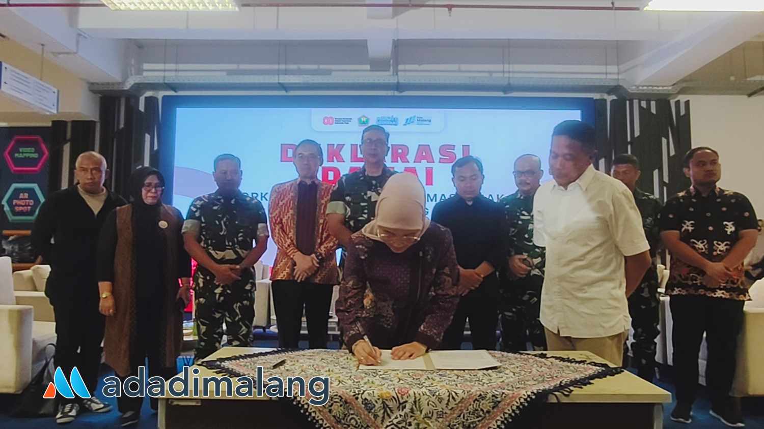 Ketua DPRD Kota Malang saat menandatangani Deklarasi Damai Kota Malang (Foto : Agus Yuwono)