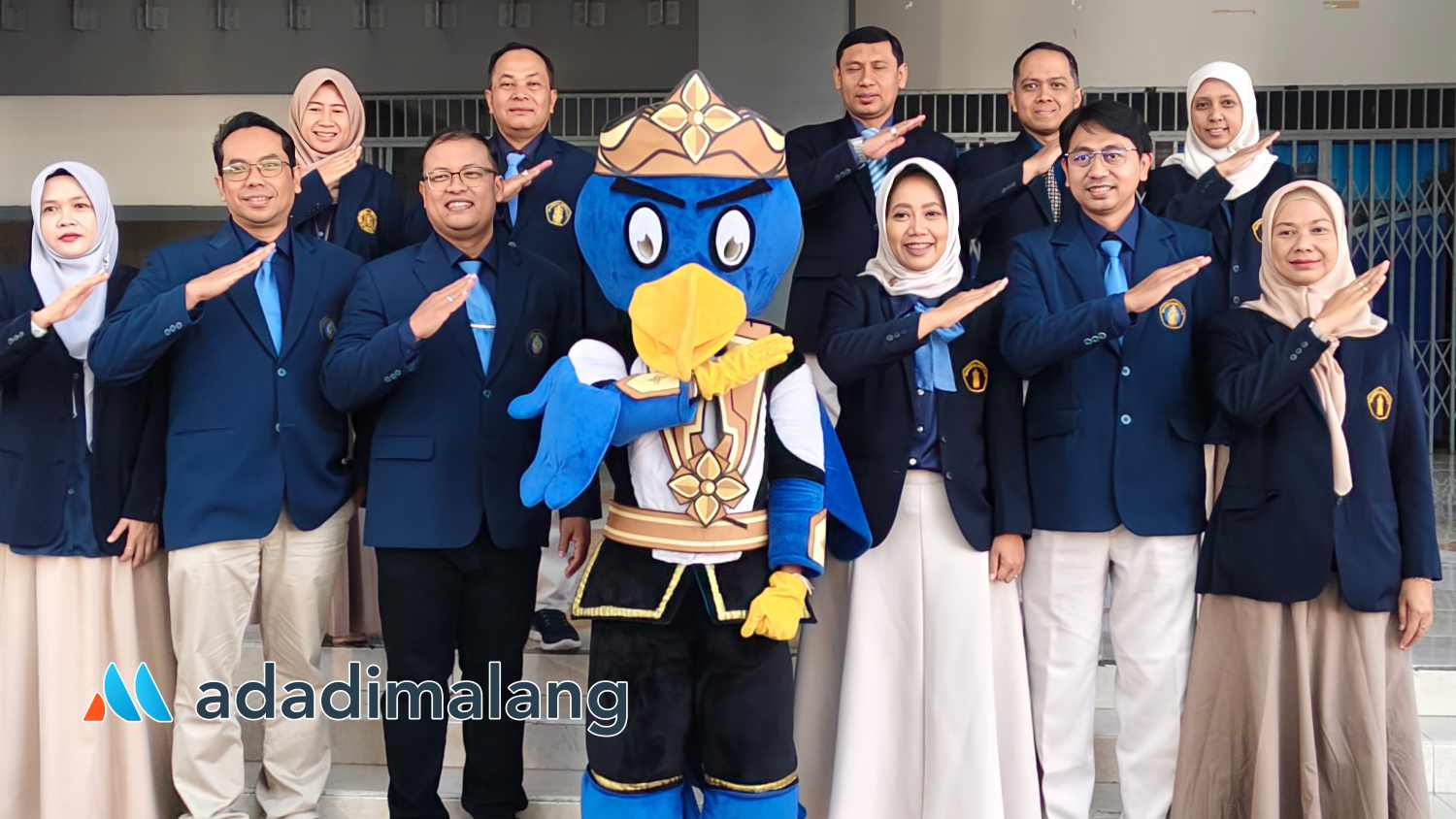 Dekan dan Pimpinan Fakultas Teknologi Pertanian UB di depan lokasi PKKMABA 2025 pagi tadi (Foto : Agus Yuwono)