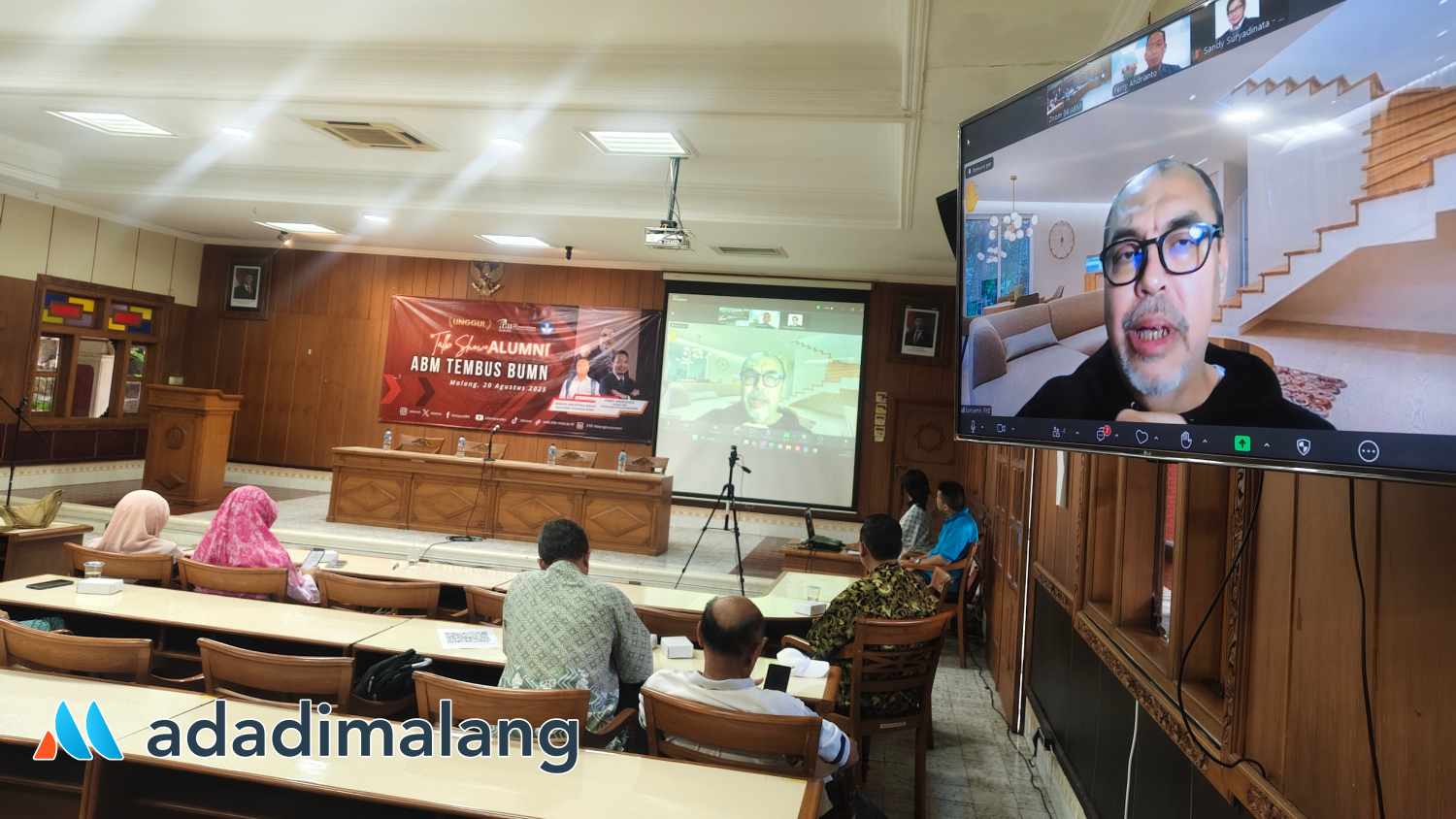 Ketua STIE Malangkuçeçwara, Drs. Bunyamin, MM., Ph.D., saat memberikan pesan-pesan kepada mahasiswanya secara daring (Foto : Agus Yuwono)