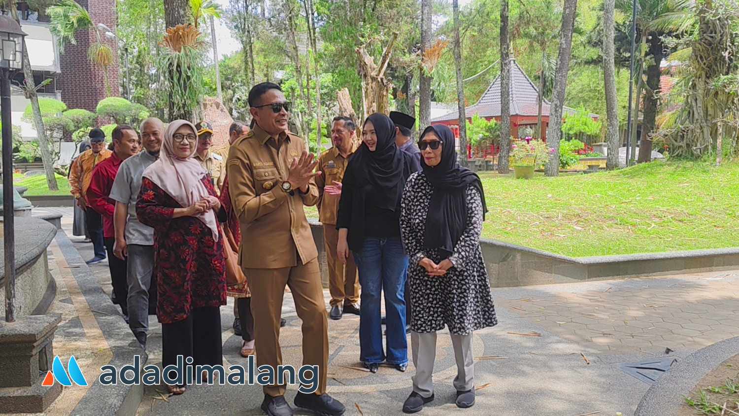 Wali Kota Malang Dr. Ir. Wahyu Hidayat, MM., saat berkeliling menikmati suasana di kampus STIE Malangkuçeçwara yang dikenal sebagai Kampus Hijau (Foto : Agus Yuwono)