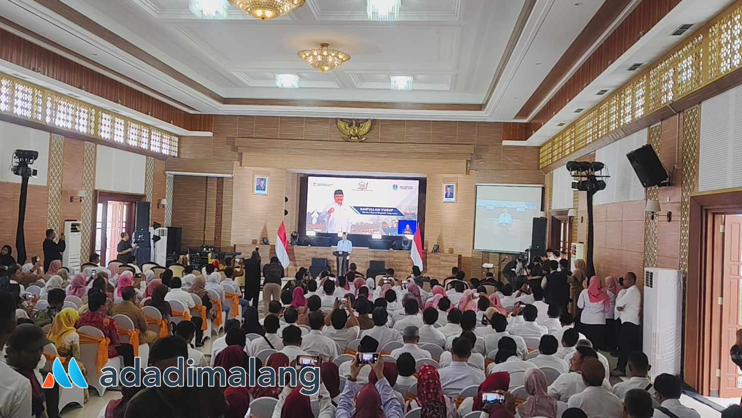 Mensos Hentikan Pemberian Bansos kepada 300 Ribu Lebih Rekening Yang Terindikasi Terkait Judi Online