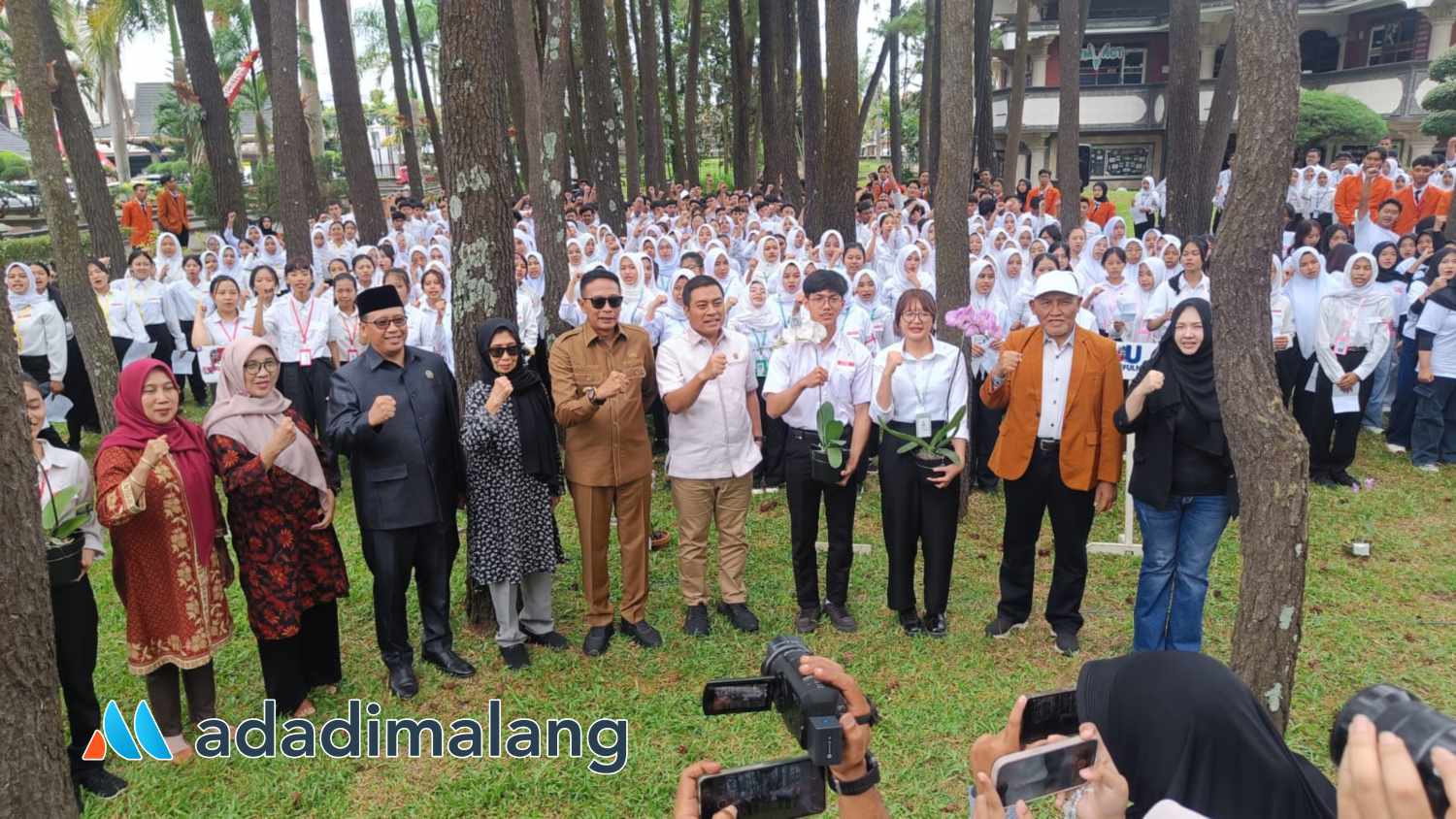 Kembalikan Julukan Kota Bunga, Aksi Tanam Anggrek STIE Malangkuçeçwara Tuai Apresiasi Wali Kota Malang