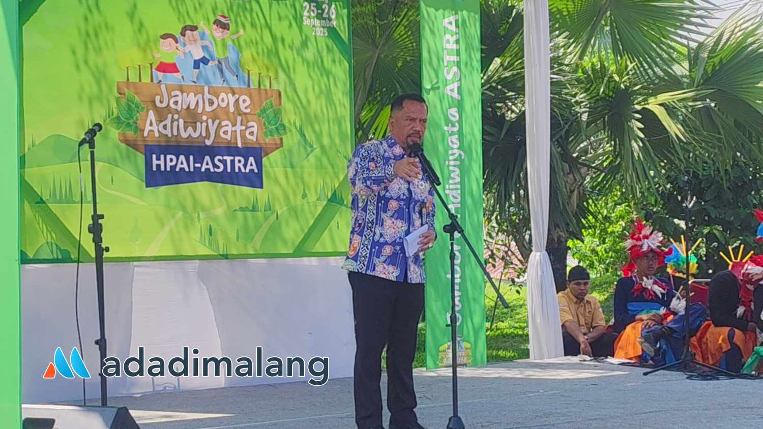 Kepala Dinas Lingkungan Hidup (DLH) Kota Malang, Drs. Gamaliel Raymond Hatigoran, MAP., saat emberikan sambutan dalam pembukaan Jambore Adiwiyata di TPA Supit Urang Kota Malang (Foto : Agus Yuwono)