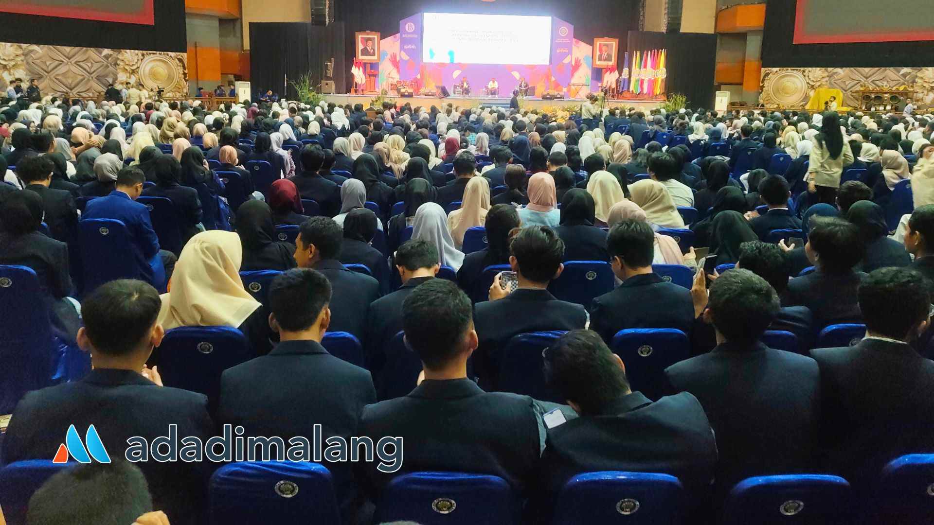 Lebih dari 6.000 orang mahasiswa UM mengikuti kegiatan Kuliah Kebangsaan di Gedung Graha Cakrawala pagi tadi (Foto : Agus Yuwono)