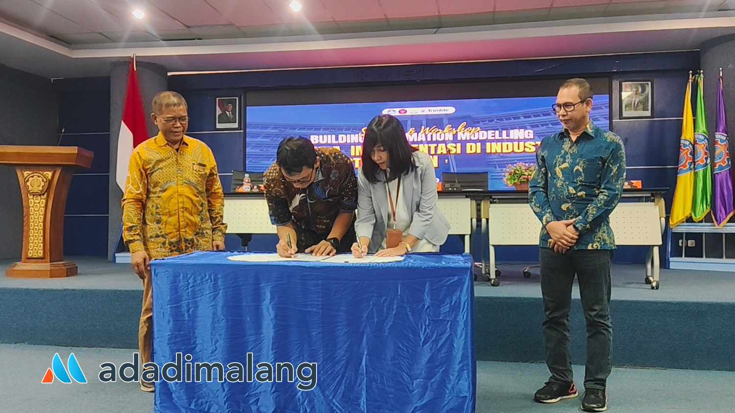 Prosesi penandatanganan kerjasama kembali antara POLINEMA dengan Trimble Solutions (Foto : Agus Yuwono)