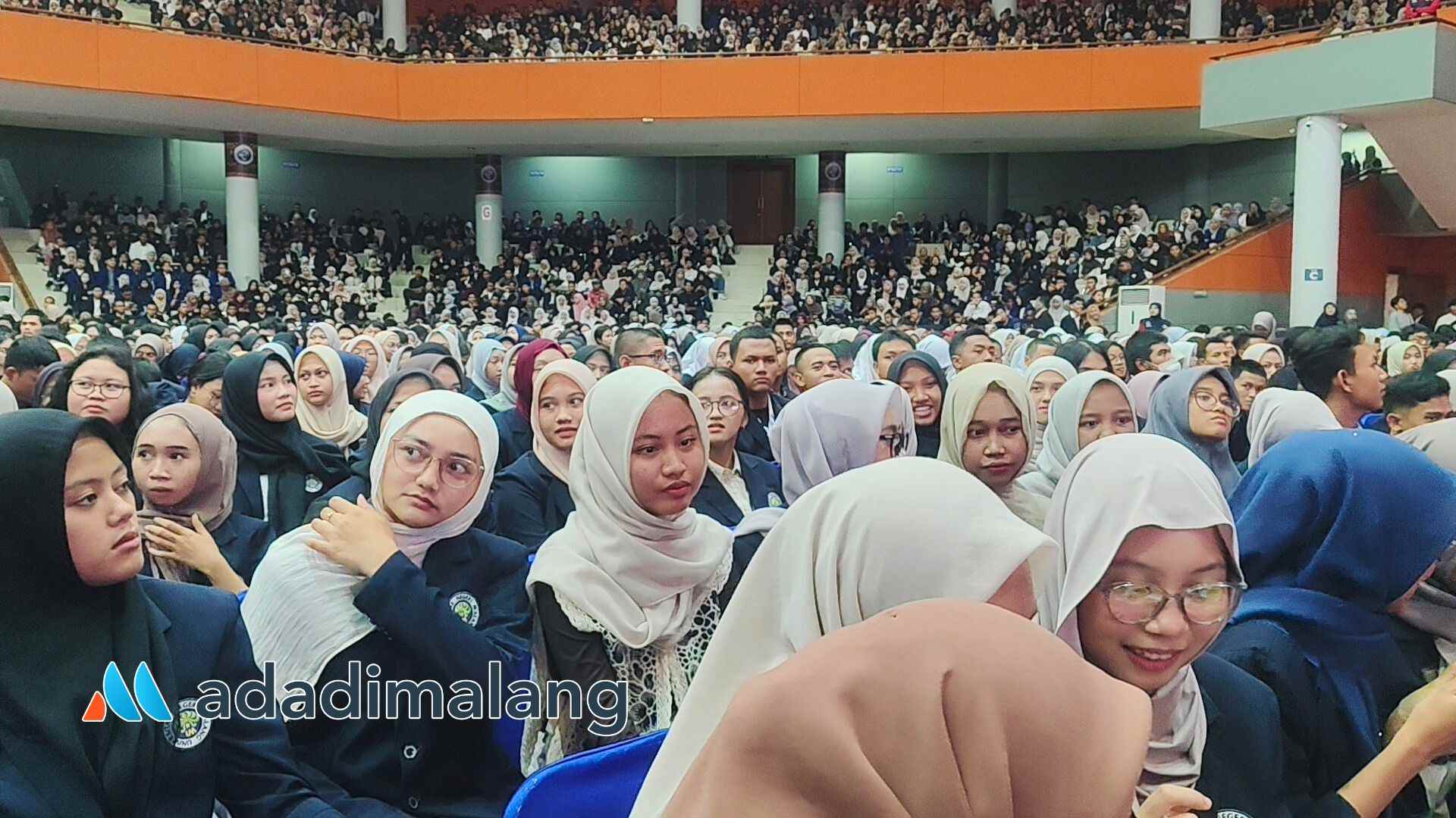 Ribuan mahasiswa mengikuti kegiatan Kuliah Kebangsaan secara langsung di Graha Cakrawala pagi tadi (Foto : Agus Yuwono)