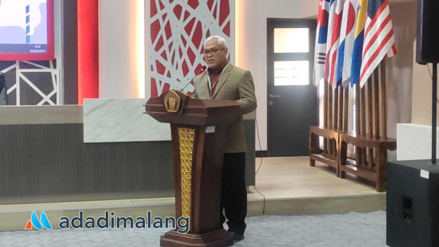 Dekan Fakultas Hukum Universitas Brawijaya,Dr. Aan Eko Widiarto, SH., M.Hum., saat membuka kegiatan konferensi Mahasiswa Internasional pagi tadi (Foto : Agus Yuwono)