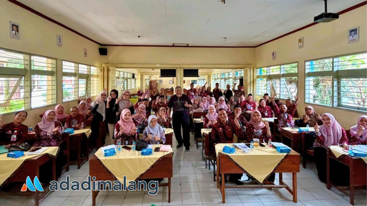 Prof. Kabilan Bersama peserta pelatihan dari SMP Negeri 1 dan SMP Negeri 2 Poncokusumo Kabupaten Malang, dengan antusias para guru ini mengikuti pelatihan hingga paripurna (Foto by Dedi)