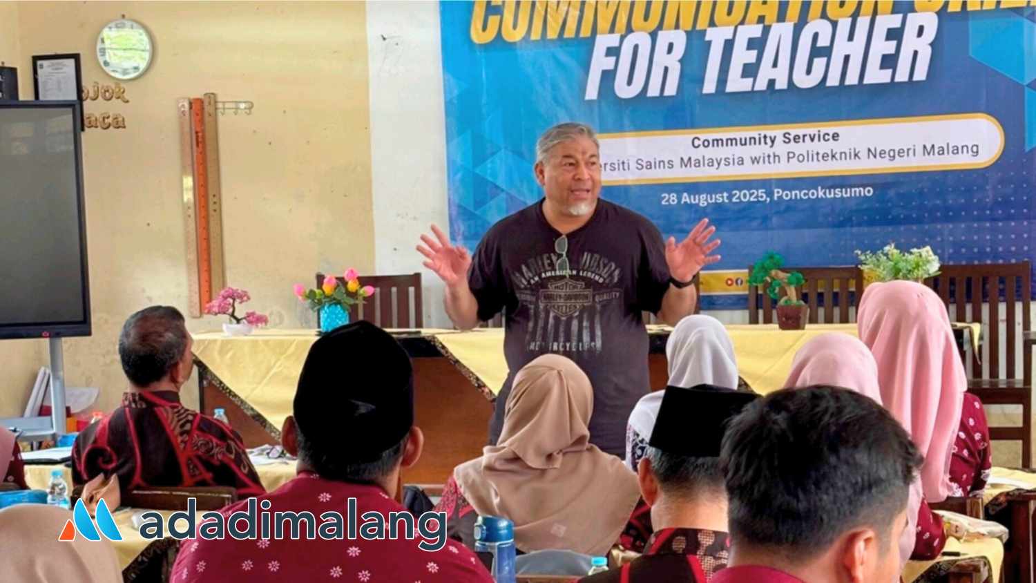 Prof. Kabilan sedang memberikan materi dasar pada saat pelatihan, tampak para guru dengan seksama memperhatikan point–point yang disampaikan oleh Prof Kabilan (Foto by Afandi)