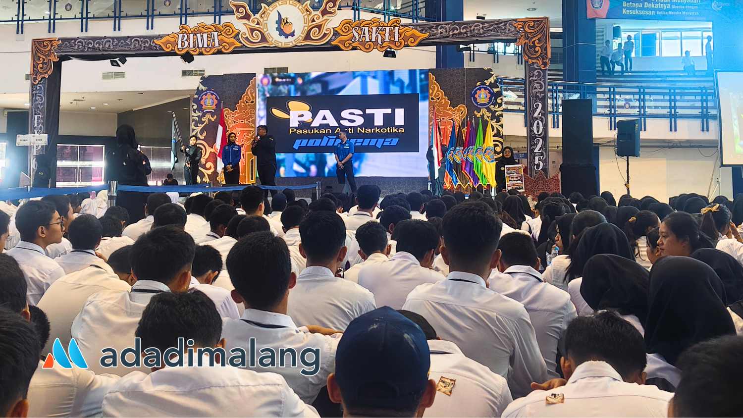 Mahasiswa Baru POLINEMA saat mengikuti penampilan dari masing-masing OKI POLINEMA di Graha POLINEMA (Foto : Agus Yuwono)