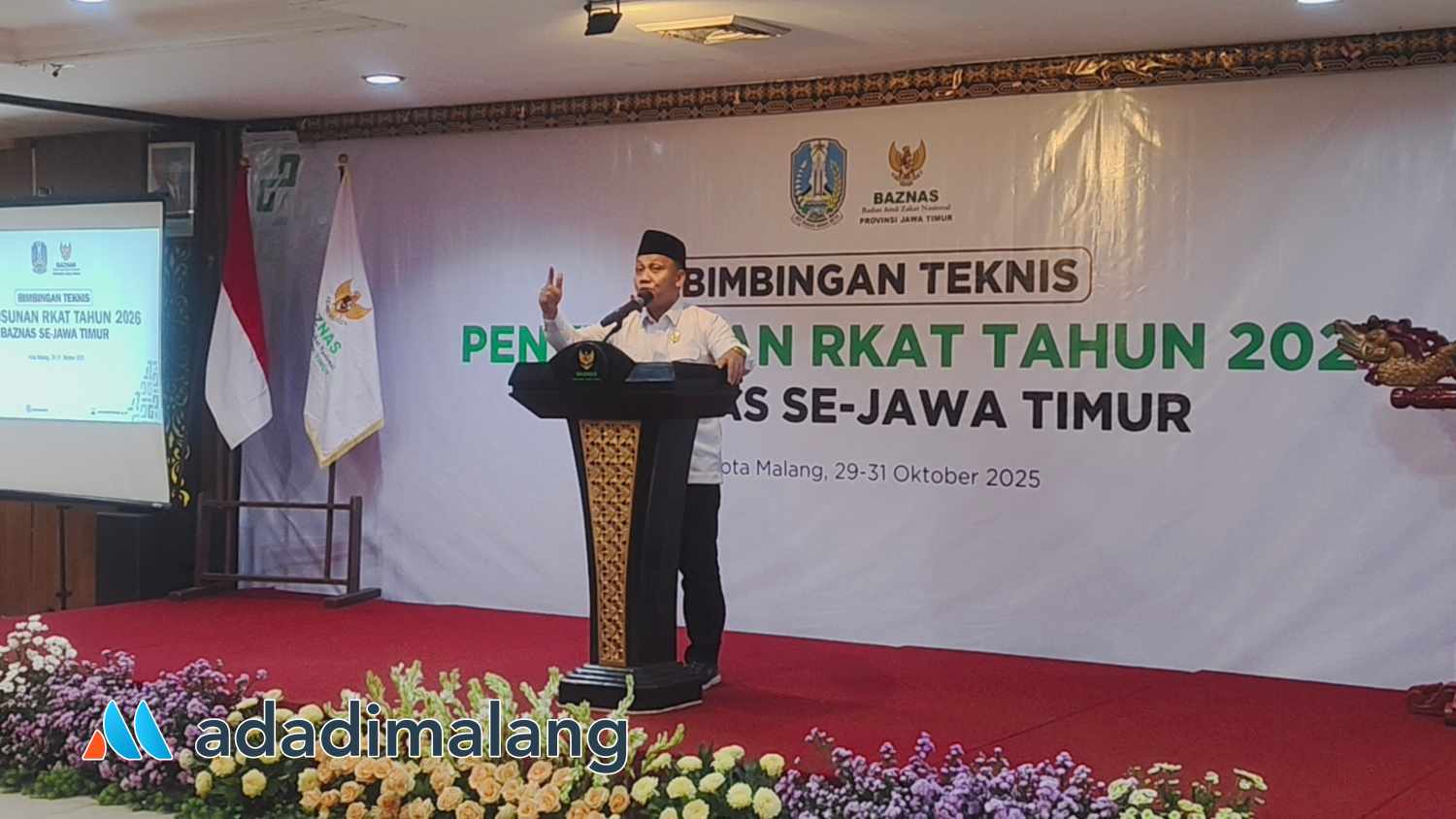 Wakil Ketua III Baznas Jawa Timur, Dr. KH. Muhammad Zakki saat memberikan sambutan dalam kegiatan Bimtek Penyusunan RKAT Baznas Se-Jawa Timur di kota Malang (Foto : Agus Yuwono)