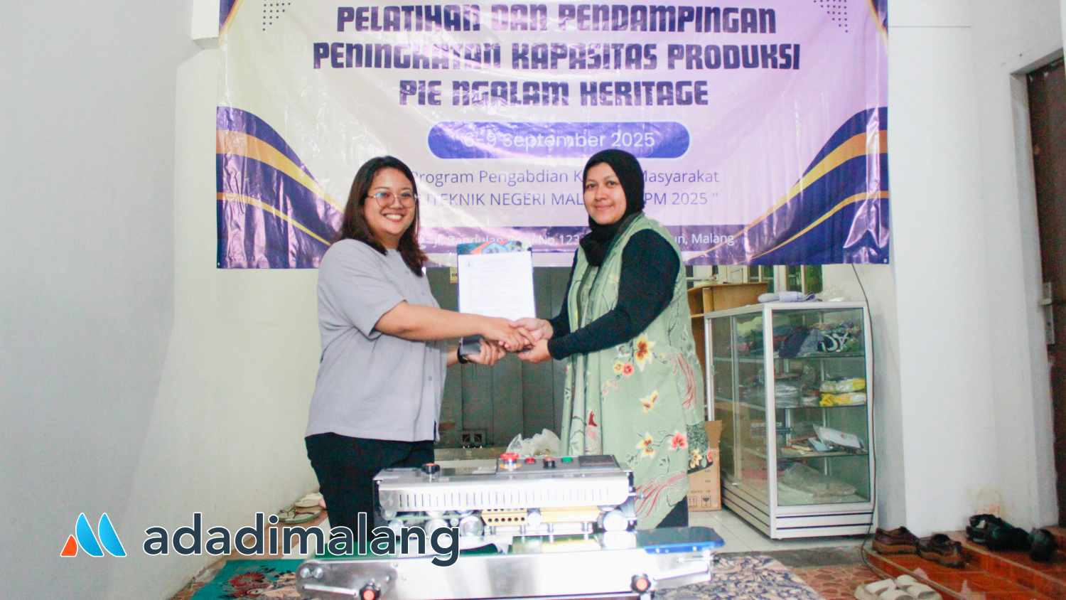 Penyerahan bantuan hibah peralatan produksi untuk menunjang produksi UMM Pie Ngalam Heritage (Foto : Ist)