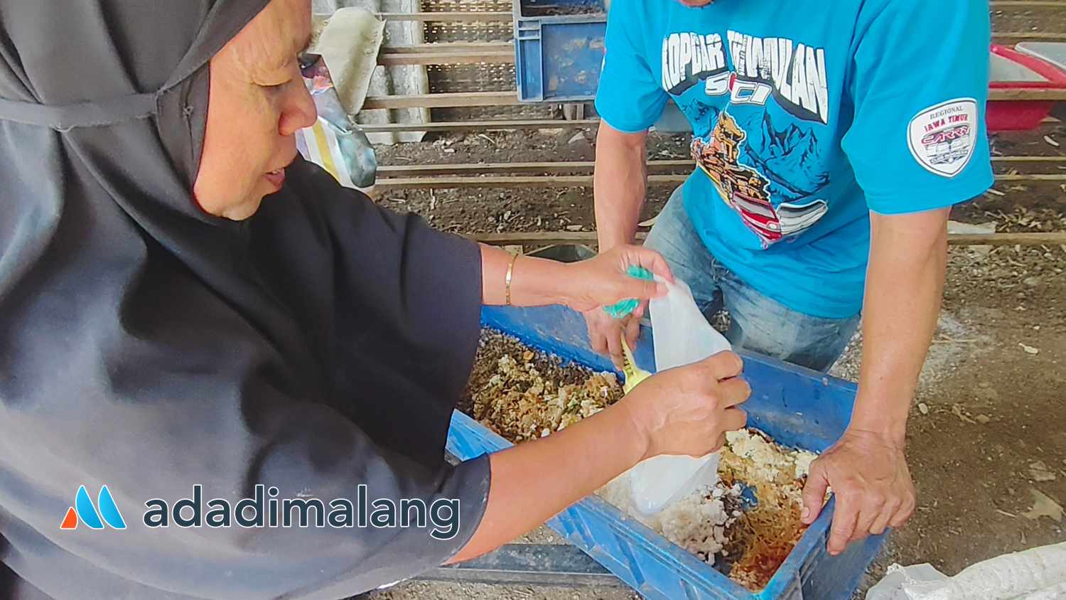 Warga Kampung Semar tengah membuang sampah rumah tangga untuk menjadi makanan maggot (Foto : Agus Y)