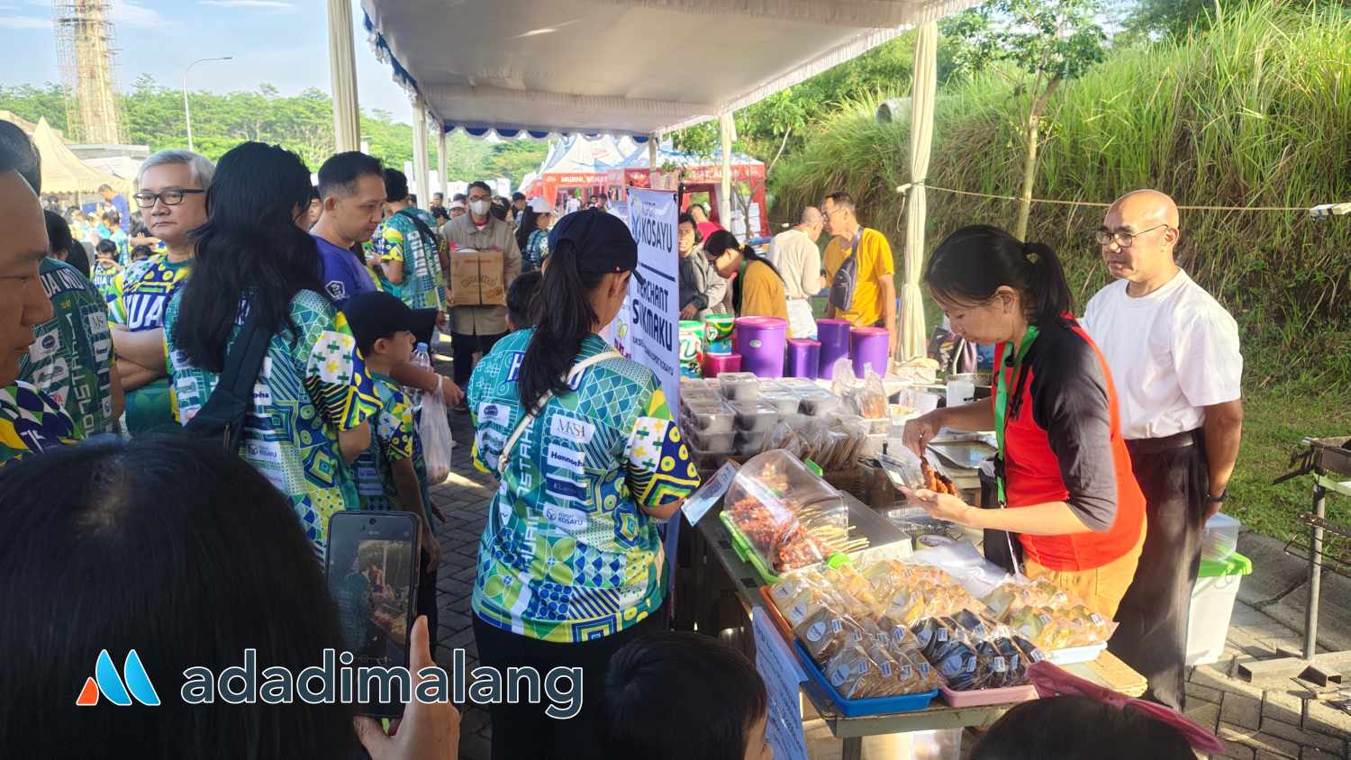 Puluhan stand bazar baik kuliner ataupun non kuliner diserbu para peserta Jalan Sehat Kosayu pagi tadi (Foto : Agus Yuwono)