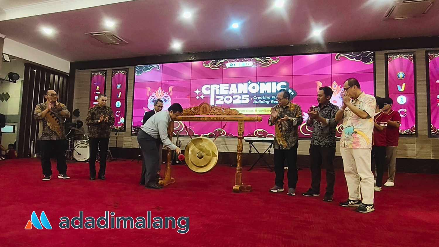 Wakil Rektor III Universitas Brawijaya, Dr. Setiawan Noerdajasakti, S.H., M.H., saat membuka ajang Creanomic 2025 Fakultas Vokasi UB pagi tadi (Foto : Agus Yuwono)