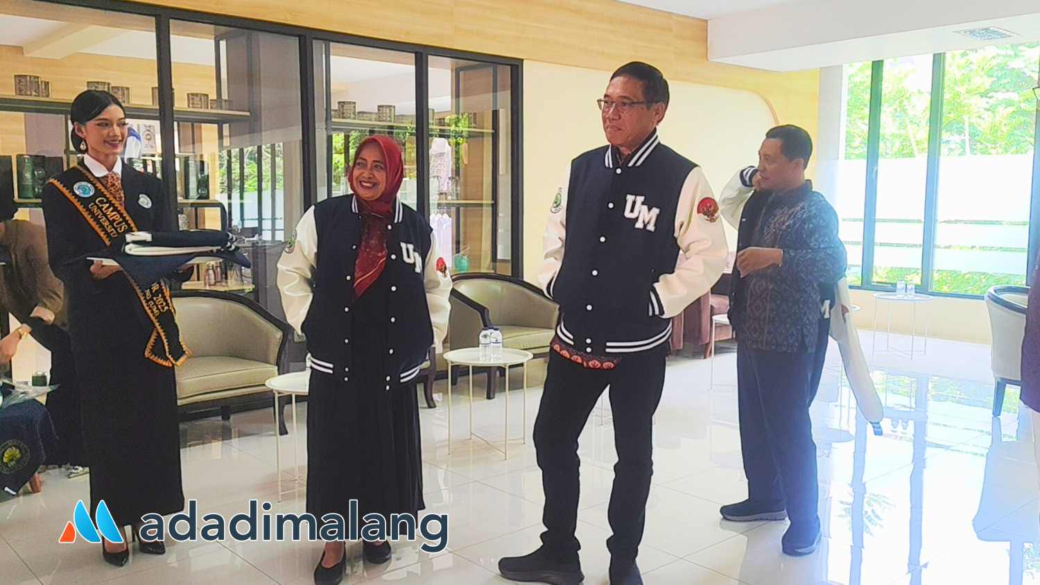 Rektor dan Wakil rektor UM saat mencoba salahsatu merchand khas UM usai peresmian UM Store pagi tadi (Foto : Agus Yuwono)