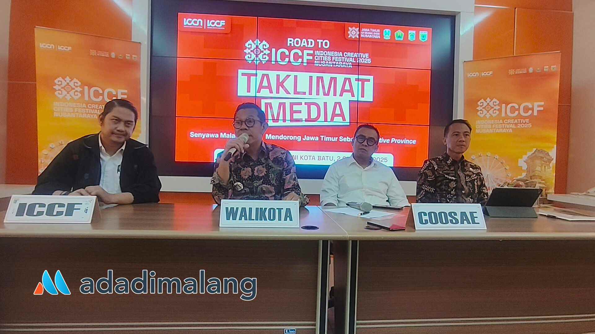 Wali Kota Batu, Nurochman saat menyampaikan keterangannya sore tadi (Foto : Agus Yuwono)