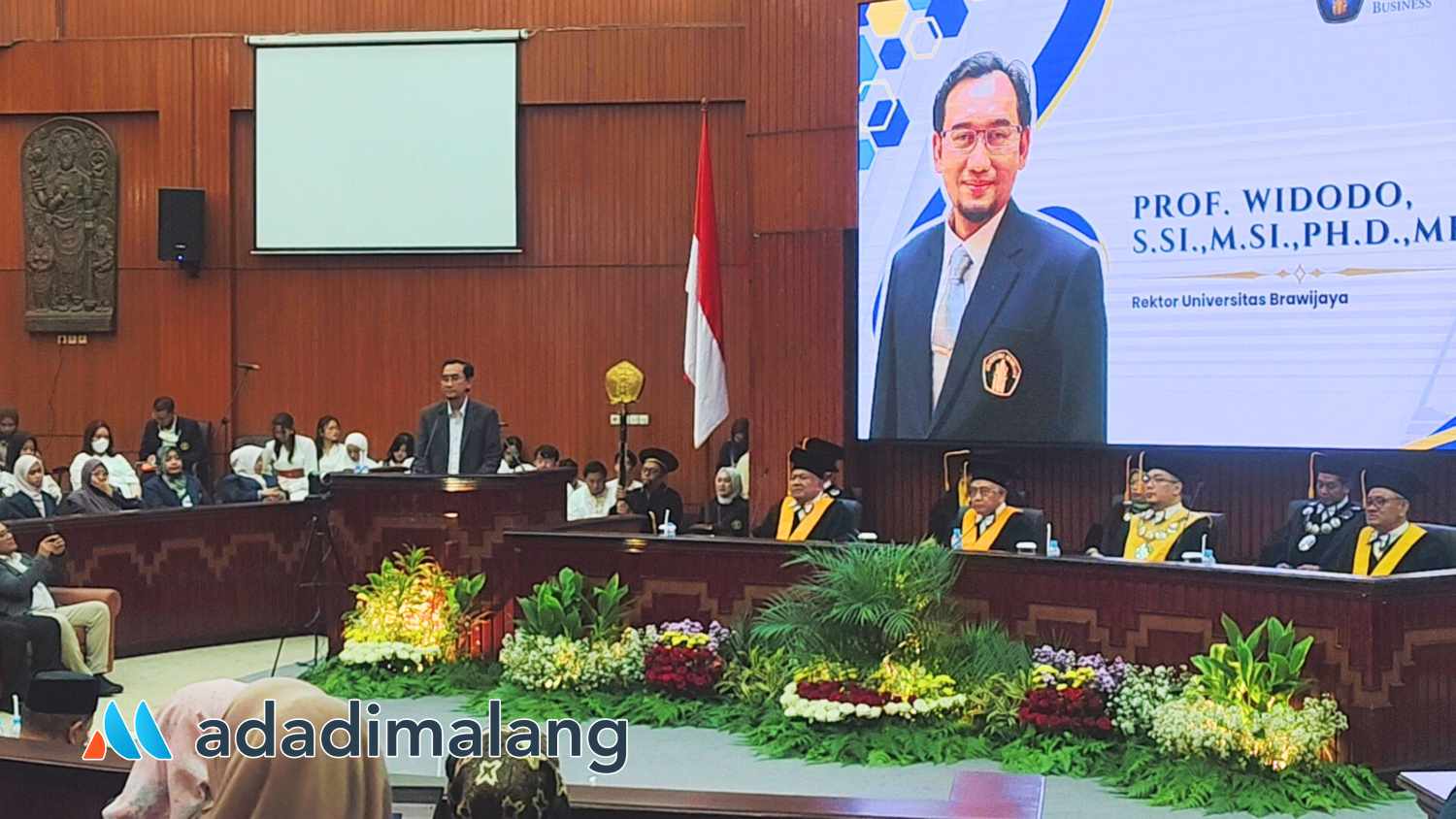 Rektor UB, Prof. Widodo, S.Si., M.Si., Ph.D., Med.Sc., saat menyampaikan sambutan di momen Rapat Senat Dies Natalis ke-64 Fakultas Ekonomi dan Bisnis Universitas Brawijaya (Foto : Agus Yuwono)