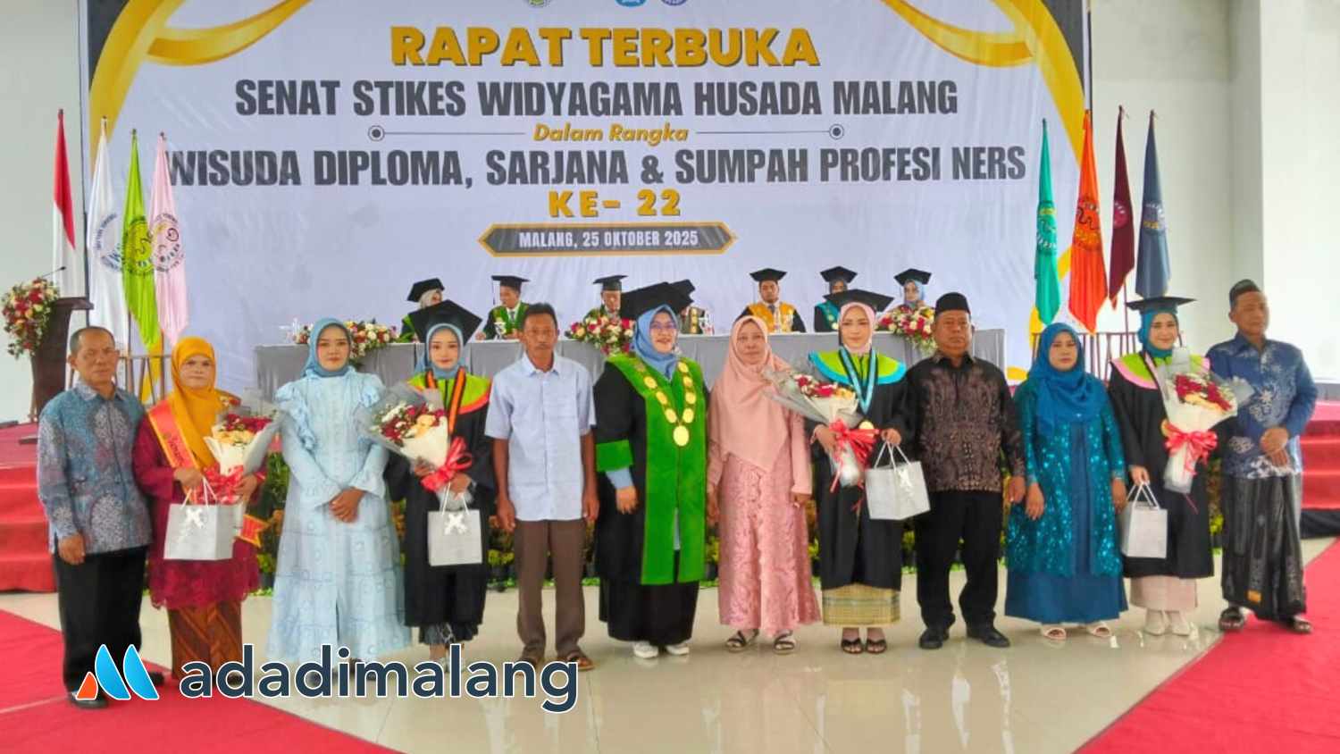 Para Wisudawan Terbaik mendapat apresiasi dari pihak kampus STIKES Widyagama Husada Malang (Foto : Ist) 