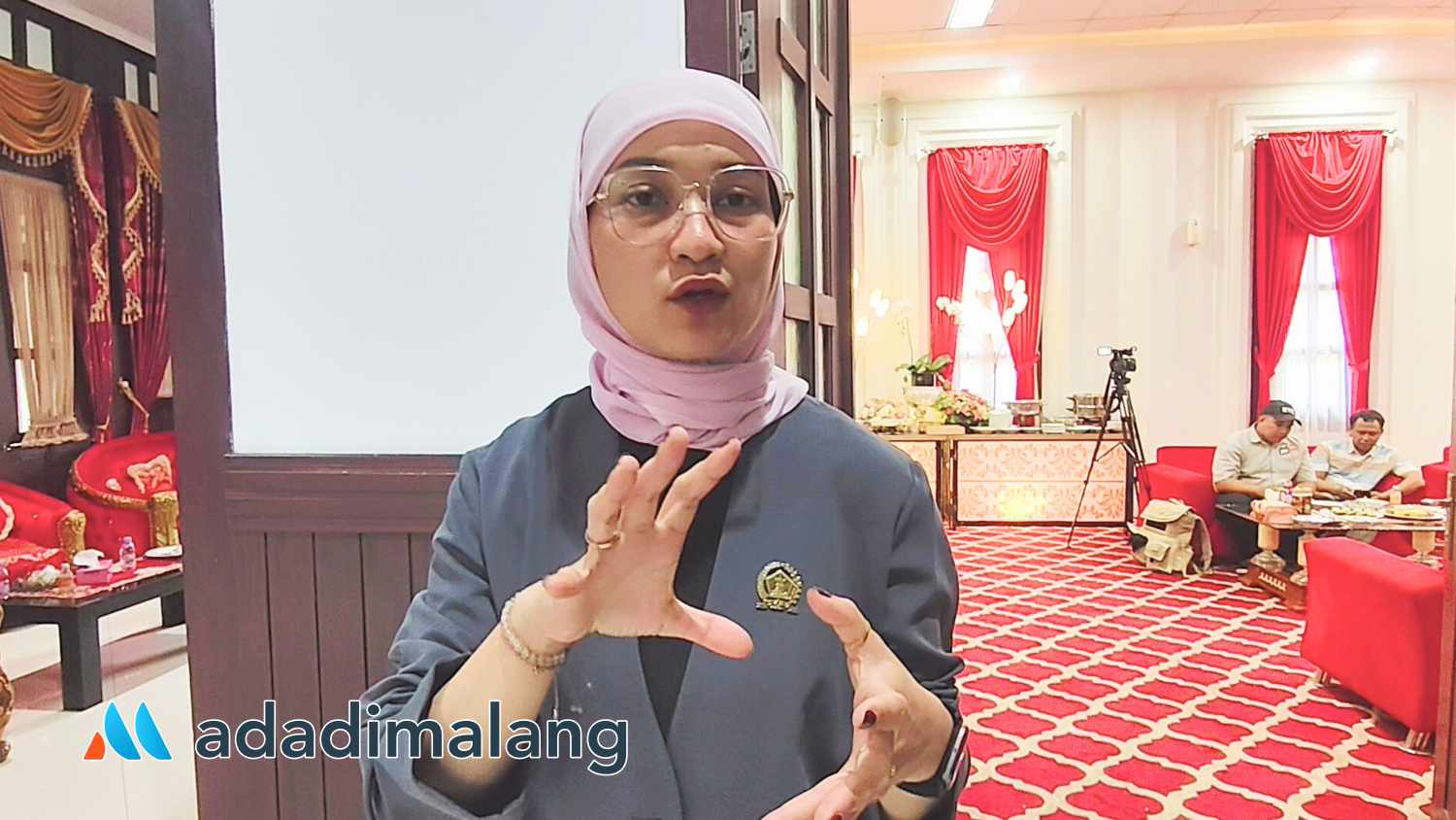 Ketua DPRD Kota Malang, Amithya Ratnanggani Sirraduhita, SS., saat memberikan keterangan kepada awak media (Foto : Agus Y)