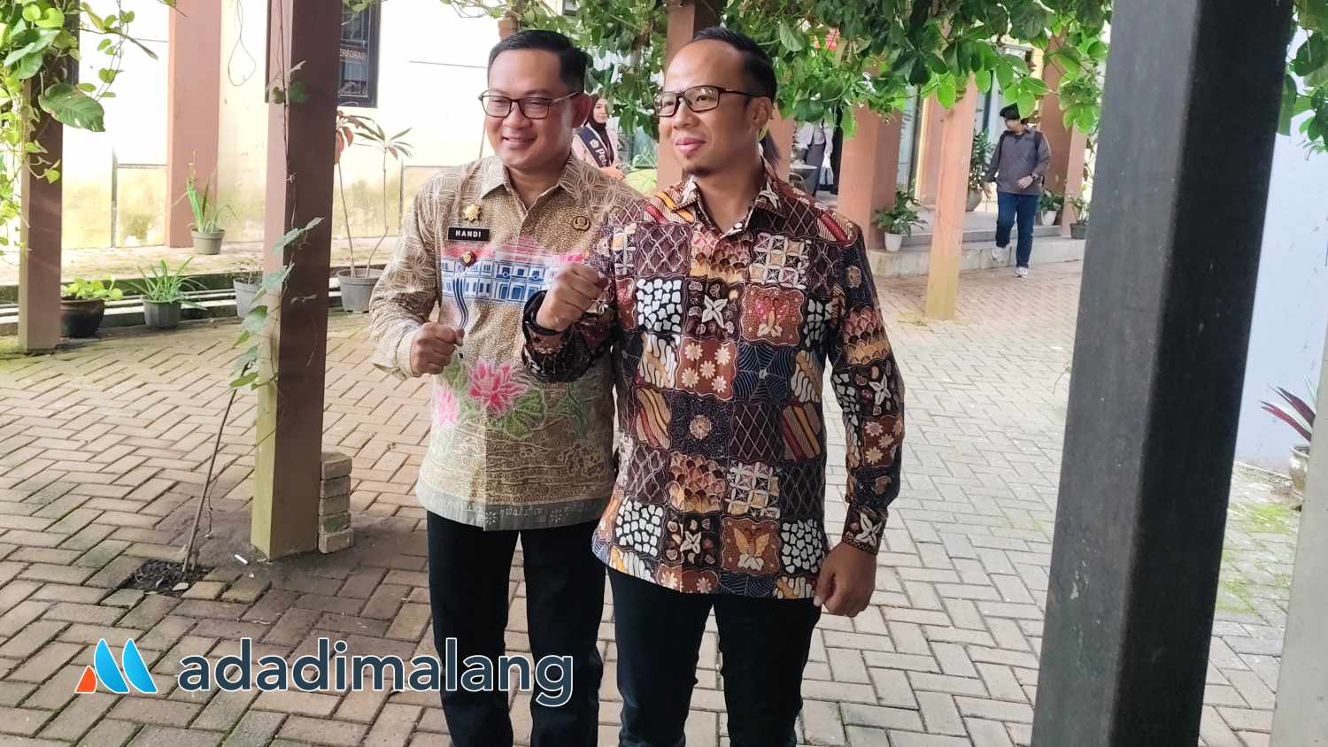 Kepala Bapenda Kota Malang, Dr. Handi Priyanto, AP., M.Si., saat bersama dengan Wali Kota Tasikmalaya, Viman Alfarizi Ramadhan, ST., MBA., di kantor Bapenda Kota Malang (Foto : Agus Yuwono)