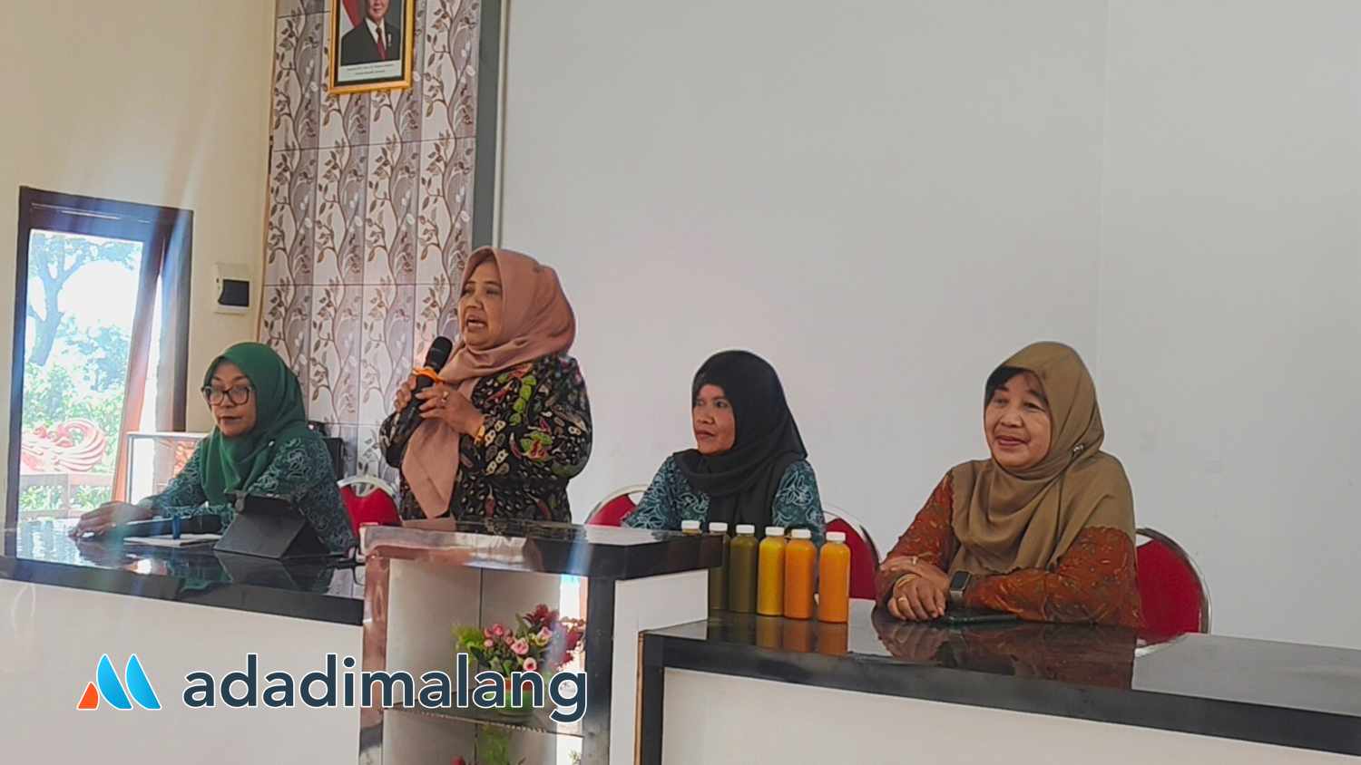 Kepala Lembaga Penelitian dan Pengabdian Masyarakat (LPPM) STIE Malangkuçeçwara, Dra. Siti Munfaqiroh, M.Si., saat memberikan sambutan pagi tadi (Foto : Agus Y)