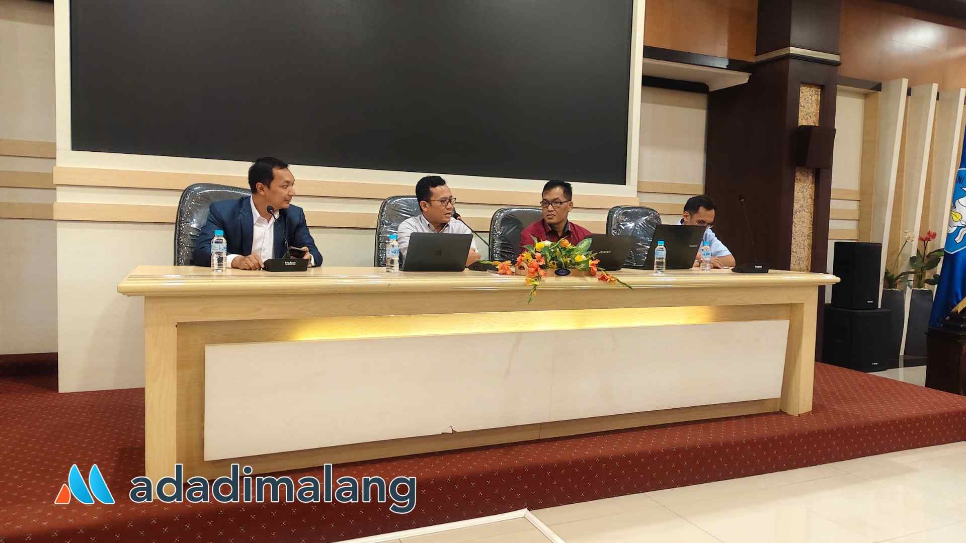 Dr. Rosihan Asmara, S.E., M.P., selaku Direktur Direktorat Administrasi dan Layanan Akademik UB saat menyampaikan paparannya (Foto : Agus Yuwono)