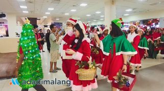 Anak-Anak Sekolah Minggu se-Malang mengikuti kegiatan Santa Parade dan Christmas Carol di Malang Town Square (MATOS)