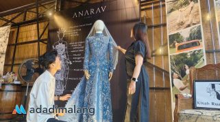 Pengunjung tengah mengamati beberapa baju pengantin yang dipamerkan dalam destination wedding showcase selama tiga hari ini (Foto : Agus Yuwono)