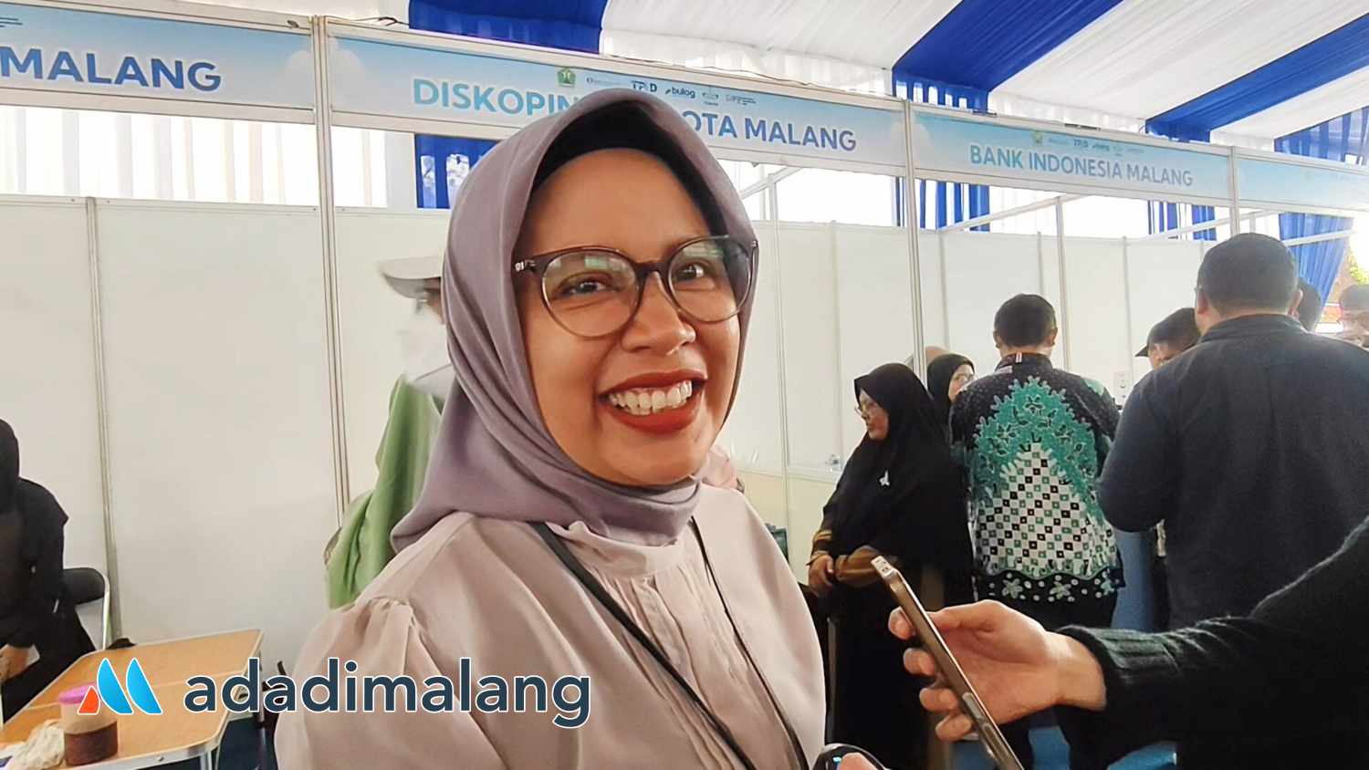 Kepala BI Malang, Febrina saat menyaksikan antusias pengunjung untuk mencoba experience QRIS Rp.5.000,- sudah bisa ngopi dan bersedekah (Foto : Agus Yuwono)