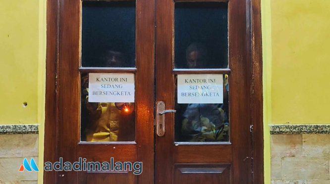 Kantor DPD Golkar Kota Malang disegel para kadernya sendiri yang kecewa dengan pelaksanaan Musda XI Golkar Kota Malang di Surabaya (Foto : Agus Yuwono/ADM)