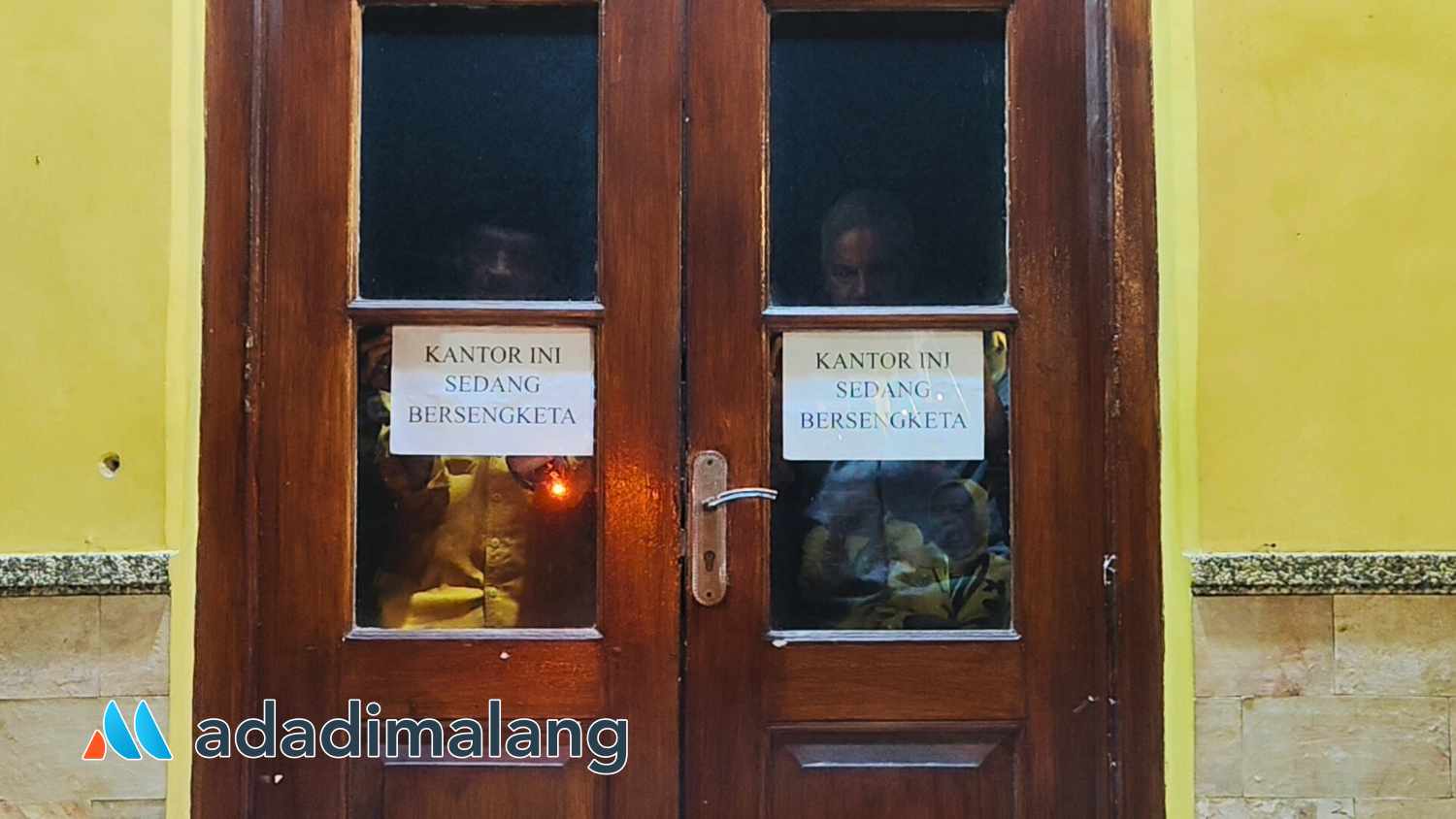 Kantor DPD Golkar Kota Malang disegel para kadernya sendiri yang kecewa dengan pelaksanaan Musda XI Golkar Kota Malang di Surabaya (Foto : Agus Yuwono/ADM)