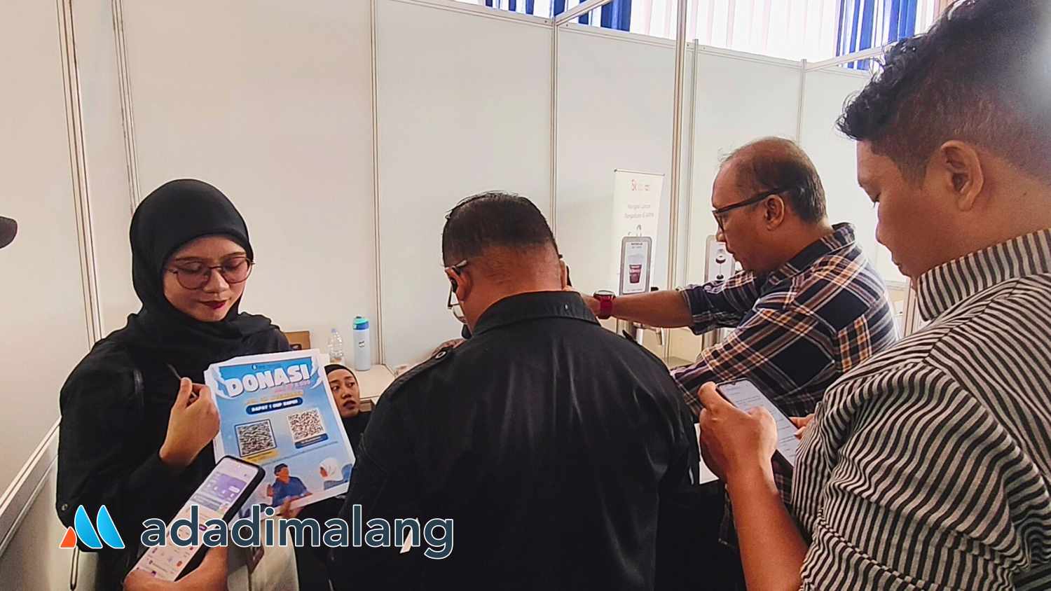 Para pengunjung Gerakan Pangan Murah kota Malang pagi tadi menyerbu stand Bank Indonesia Malang untuk mencoba QRIS Experience (Foto : Agus Yuwono)