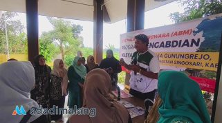 Tim Sakaresek STIE Malangkuçeçwara saat menyampaikan materinya sebelum praktik membuat souvenir dari tutup botol (Foto : Agus Yuwono)