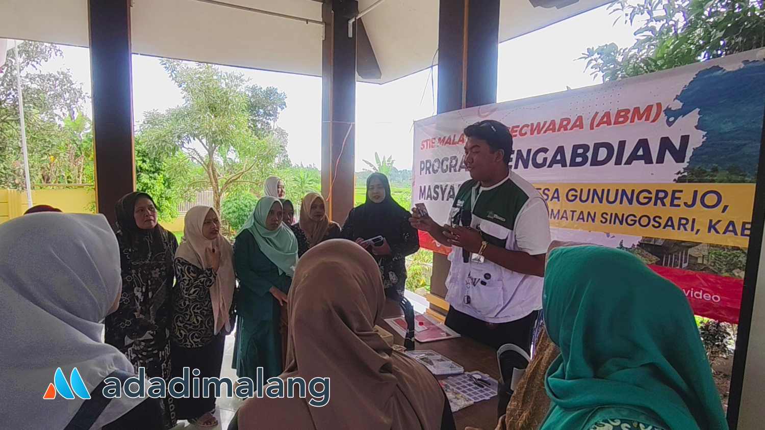 Tim Sakaresek STIE Malangkuçeçwara saat menyampaikan materinya sebelum praktik membuat souvenir dari tutup botol (Foto : Agus Yuwono)