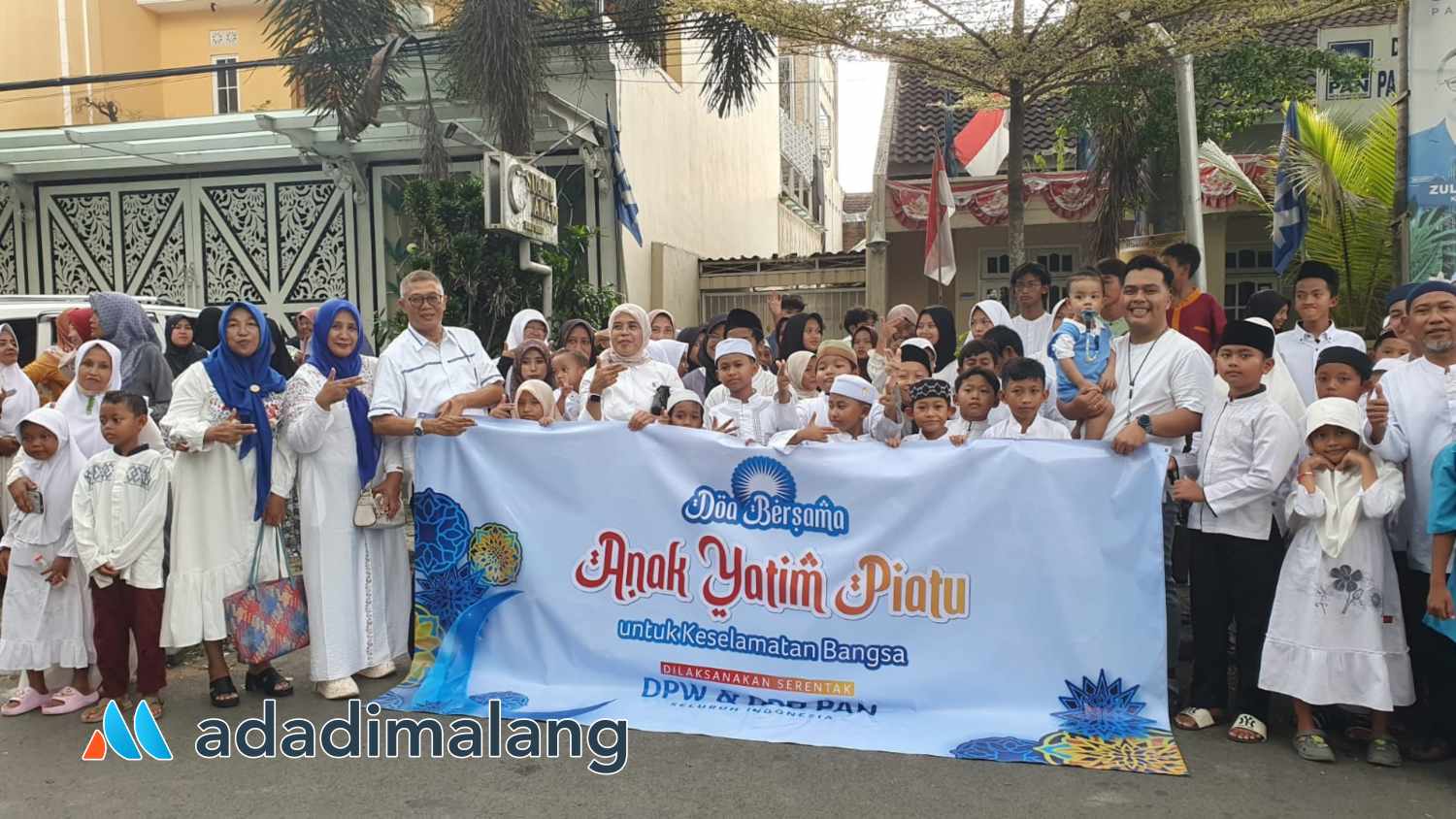 Sebanyak 100 orang lebih anak yatim di kota malang mendapatkan santunan dari Pengurus DPD PAN Kota Malang dan melakukan doa bersama akhir tahun (Foto : Agus Yuwono) 