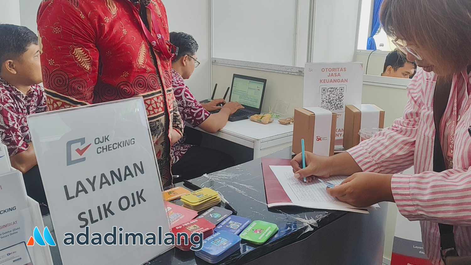 Masyarakat mendatangi stan OJK Malang untuk melakukan pengecekan SLIK (Foto : Agus Yuwono)