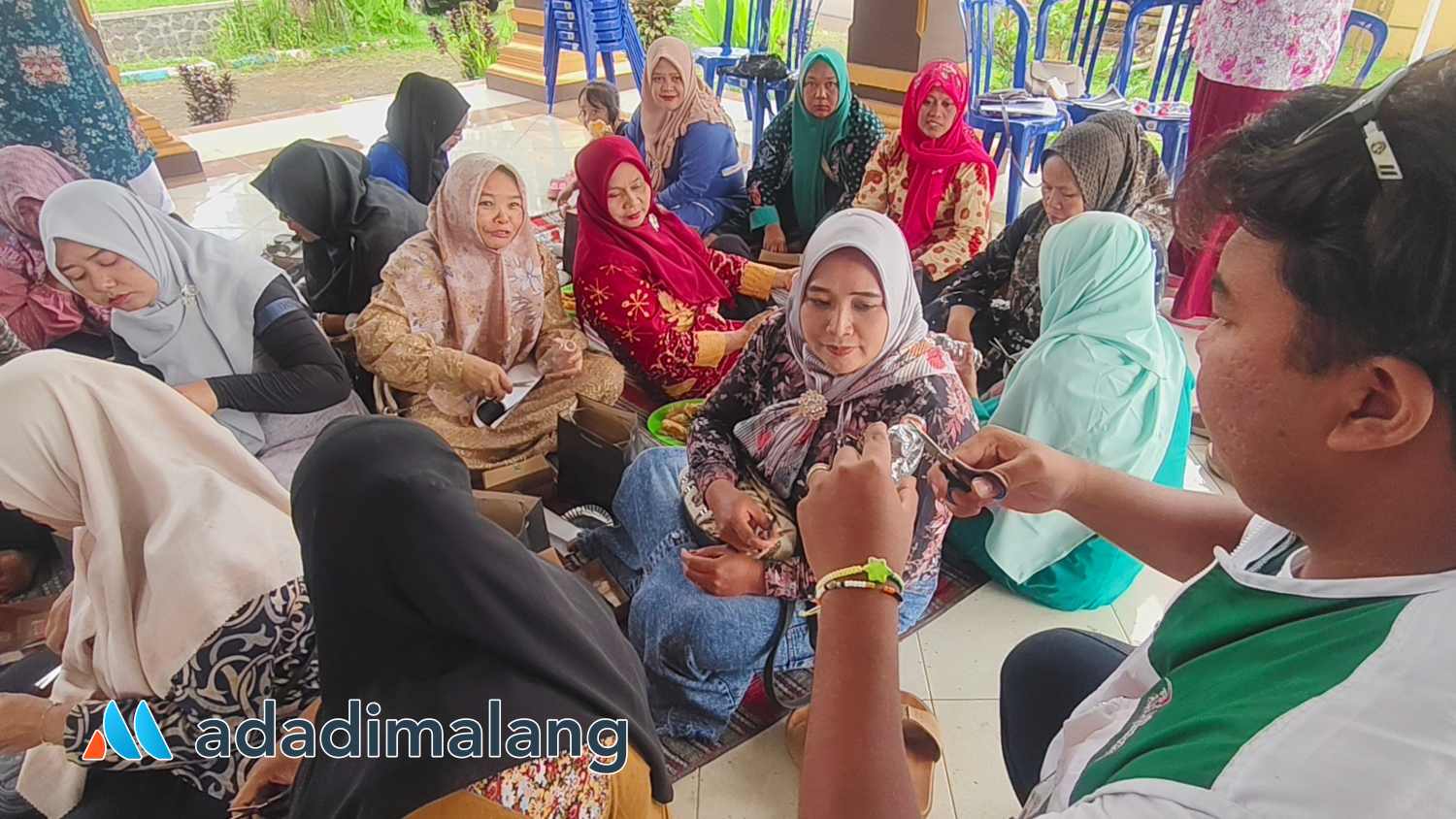 Ibu PKK desa Gunungrejo Singosari asyik praktik membuat souvenir dari limbah tutup botol (Foto : Agus Yuwono)